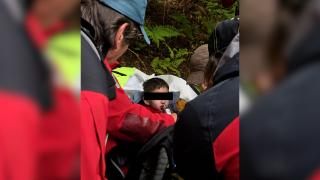 Băieţelul din Sibiu a supravieţuit 3 zile fără apă şi mâncare. L-au găsit complet ud, cu un băţ în mână