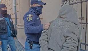 Fată de 17 ani din Timișoara, obligată de iubit să se drogheze și să se prostitueze. A fost abandonată pe câmp