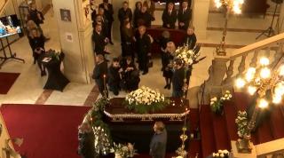 Mama actorului Ioan Isaiu, sfâșiată de durere la căpătâiul fiului său. Sute de oameni au adus un ultim omagiu
