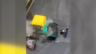 Au turnat asfalt deși ploua cu găleata. Imagini filmate într-o parcare din Brăila