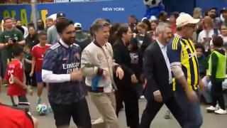 Primarul New Yorkului şi-a făcut încălzirea înainte de CM 2026. A jucat fotbal cu elevii pe străzile orașului