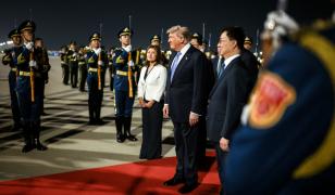 Primire grandioasă pentru Trump în China. Liderul american a ajuns la Beijing alături de Elon Musk și Tim Cook