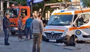 Primarul Aradului, supărat că o ambulanţă a căzut în bazinul unei fântâni arteziene: "Îţi trebuie talent"