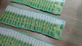 Anchetatorii ar fi găsit 130.000 de euro în biroul și mașina unui procuror din Constanța