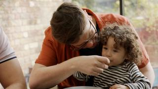 Hotărâre controversată în Italia. Un copil de 4 ani are oficial doi taţi şi o mamă