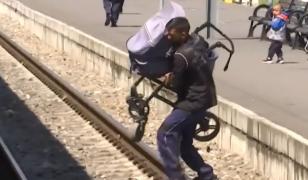 Lucrările din Gara Brașov îi obligă pe călători să traverseze șinele printre trenuri: "Își bat joc de noi"