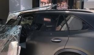 Femeia care a intrat cu maşina într-o bancă din Galaţi susţine că a încurcat comenzile bolidului