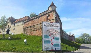Bucăţi de zid căzute şi tencuială umflată la Cetăţuia Braşovului. Monumentul intră în reparaţii