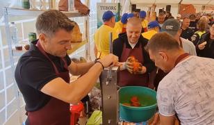 Zeci de kilometri de cârnaţi şi reţete păstrate din bătrâni. Festivalul care a adunat gurmanzii la Nădlac