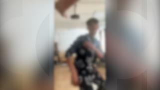 Băiat de 15 ani, bătut cu pumnii şi picioarele în clasă, sub privirile colegilor. Agresiunea a fost filmată