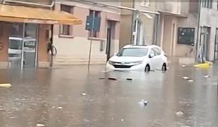 Ploi torențiale și grindină în vestul țării. Străzile din Lugoj au fost acoperite de ape