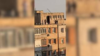 Joacă inconștientă printre tinerii din Galați. Surprinși când aleargă și sar de pe un bloc turn pe altul