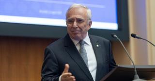 Isărescu respinge varianta unui premier tehnocrat: Ai nevoie de ochi la spate, să vezi cine te înjunghie