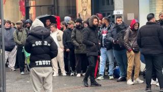 Cât costă ceasurile Swatch/Audemars Piguet pentru care lumea s-a luat la bătaie la cozi uriașe