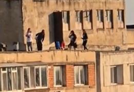 Imagini șocante în Galați: copii, surprinși în timp ce își riscau viața pe acoperișurile unor blocuri turn
