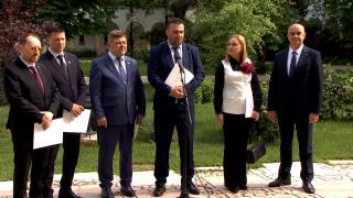 Suveraniştii îi propun preşedintelui guvern de uniune naţională. 