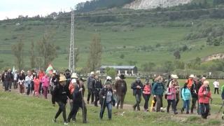 Sute de pelerini merg pe jos spre Șumuleu Ciuc pentru procesiunea de Rusalii