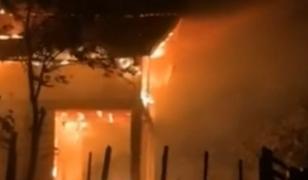 Casă incendiată de un fulger în Galaţi. Un bărbat a încercat să stingă focul şi a ajuns la spital cu arsuri