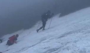Imagini din momentul dezastrului din Bucegi. Căderea unuia dintre maratonişti, surprinsă de camere