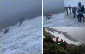 Momentul când unul dintre maratonişti alunecă pe gheaţă în timpul cursei Transylvania 100 din Munţii Bucegi