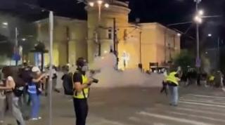 Proteste în Serbia şi Spania. La Belgrad, mii de oameni au ieşit în stradă: ciocniri violente cu poliţia