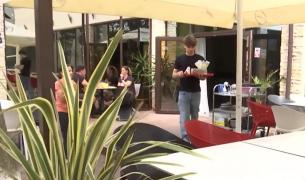 Peste 10.000 de locuri de muncă disponibile pe litoral în sezonul estival. Tinerii fără BAC pot opta