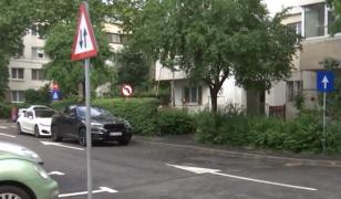 O parcare din Brăila arată ca un traseu de concurs. Șoferii, nevoiți să facă slalom printre indicatoare