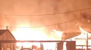 Incendiu puternic în Broşteni. Proprietarul casei a suferit arsuri încercând să îşi salveze locuinţa