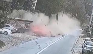 Momentul în care un şofer cu permisul anulat spulberă un garaj, după ce pierde controlul maşinii