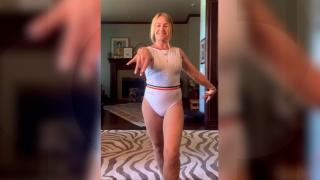 Costum special, inspirat de primul 10 perfect al Nadiei Comăneci. O colecţie întreagă va fi pusă la vânzare