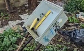 Țeavă de gaze fisurată lângă o grădiniţă din Constanţa. Mai mulţi indivizi au  tras de ea, încercând să o fure