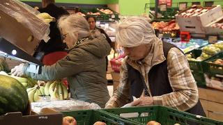 Muncim mai mult, dar trăim mai greu. Pensionarii depind de sprijinul copiilor pentru a face față cheltuielilor