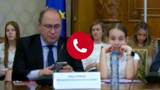 AUDIO. Reacția ministrului Educației după ce a butonat telefonul în timpul discursului unei eleve