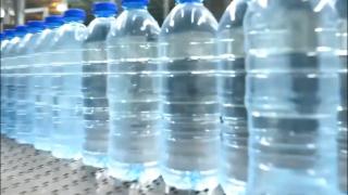 Românii evită apa de la robinet. Câţi bani dau pe filtre sau pentru a o cumpăra îmbuteliată