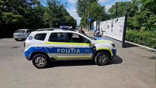 Imagini uluitoare la liceul unde elev era să fie înjunghiat. Poliţiştii, certaţi. "Cine v-a chemat?"
