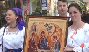 Tradiţii şi superstiţii de Rusalii. Credincioşii păstrează ramurile verzi de nuc tot anul, pentru belşug