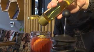 Băutura care a devenit o experienţă de lux în cafenele. O cutie poate costa 800 de lei