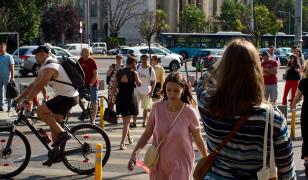Românii îşi caută al doilea job ca să facă faţă scumpirilor. Domeniile cu angajări record şi salarii pe măsură