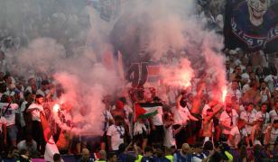 Parisul, câmp de luptă după victoria PSG. Suporterii au atacat poliţia şi au incendiat totul în urma lor