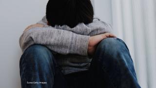 Stresul online, notele şi bullying-ul cauzează depresie tinerilor. 1 din 2 elevi s-a gândit la sinucidere