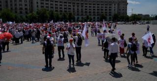 Angajaţii unei mari bănci private au ieşit la protest. Compania le taie primele şi tichetele de vacanţă