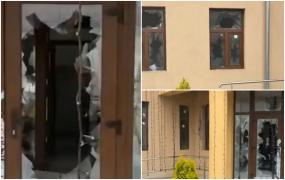 Primărie vandalizată în Caraș-Severin: un bărbat nemulțumit a spart zeci de geamuri și uși