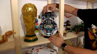 Un tânăr din Craiova a construit trofeul World Cup din piese LEGO. A investit 20.000 de euro în colecţie
