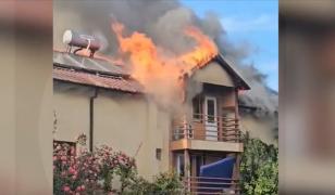 Incendiu puternic la o pensiune din Costineşti. Focul ar fi pornit de la un scurtcircuit