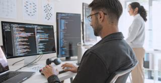 Inteligenţa artificială, noul coleg de birou. Unu din patru angajatori români caută oameni cu competenţe AI