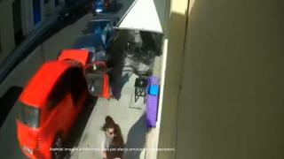 O mamă şi-a salvat fetiţa în ultima clipă. Maşina lor a fost făcută zob imediat după ce au coborât