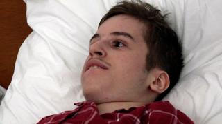 Pacient de 18 ani, imobilizat la pat de o boală genetică rară, obligat să demonstreze anual că nu s-a vindecat