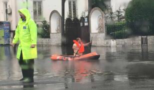 Cod roşu în Bucureşti, Ilfov şi Buzău. Furtuna a făcut prăpăd: 