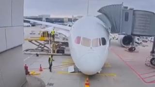 Momentul în care un avion al Lufthansa se prăbușește la poarta de îmbarcare. Mai multe persoane au fost rănite