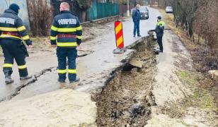 Furtunile au făcut ravagii în mai multe judeţe ale ţării: "Peste tot a intrat apa! Peste tot!"